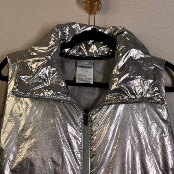 NEW BALANCE Vest Medium Shine Radiant Heat Metallic Silver Half Zip High Collar - Picture 4 of 12